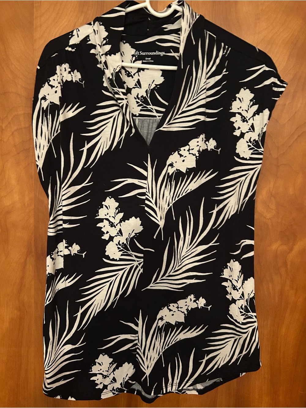 Soft Surroundings Black and White Palm-Print V-Neck Cap-Sleeve Top